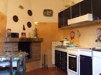 Cucina abitabile con camino
